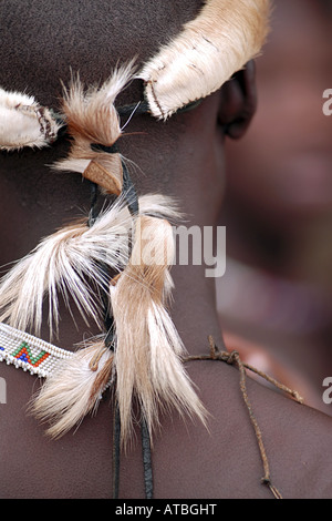 Impala traditionnelle robe de tête un danseur zoulou d'effectuer au cours d'une performance en tribal Kwazulu Natal, Afrique du Sud Banque D'Images