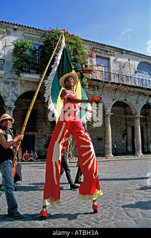 Cuba La Havane La Habana Habana Vieja danseurs en costume de carnaval dans la vieille ville de la Plaza de la Catedral Banque D'Images