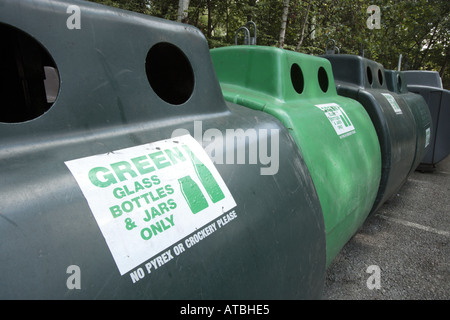 Rangée de bouteilles en verre Pots et conteneurs de recyclage Banque D'Images