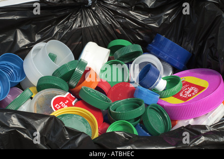 Bouteille en plastique dans un bac de recyclage Banque D'Images