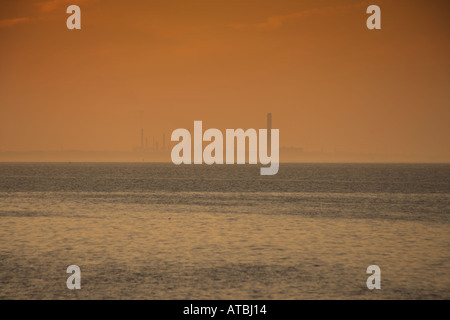 Vue du coucher de Fawley Power Station, Raffinerie Banque D'Images