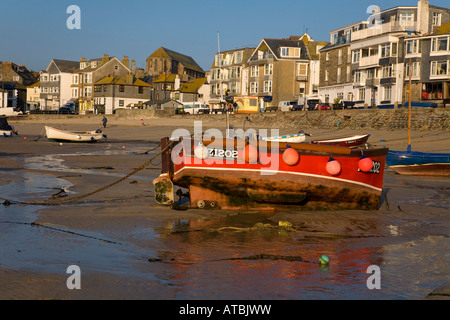 St Ives Harbour et bateaux de pêche Banque D'Images