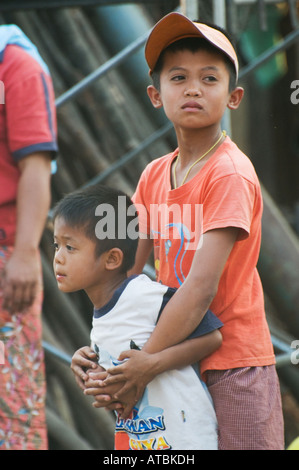 Les jeunes garçons dans l'Isan au nord-est de la Thaïlande Banque D'Images