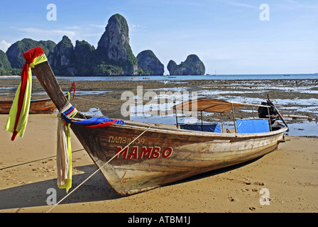 Bateau longtail au Railay beach, Thaïlande Banque D'Images