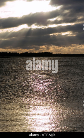 Côte de la mer du Nord et le soleil brille à travers les nuages sombres, au Danemark Banque D'Images