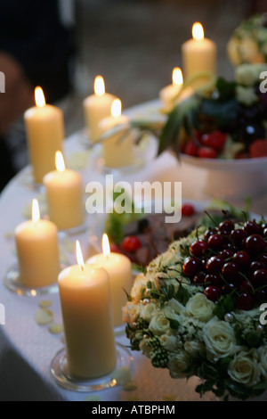 La combustion des bougies sur une table à la réception de mariage Banque D'Images