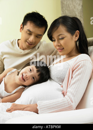 Famille à la salle de séjour Banque D'Images