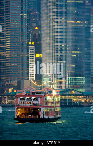 Bateau de croisière touristique dans le port de Victoria près de SFI Immeuble dans le centre de Hong Kong Banque D'Images