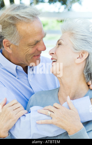 Young couple embracing, portrait, close-up Banque D'Images