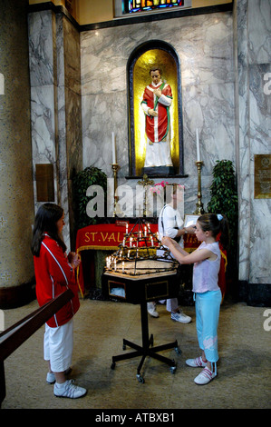 L'église des Carmélites de la rue Whitefriar à Dublin en Irlande. Une famille de visiter l'église, une statue de Saint Valentin Banque D'Images