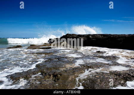 Vagues se briser contre les roches dans la petite crique de Calhau da serr Banque D'Images