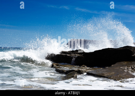 Vagues se briser contre les roches dans la petite crique de Calhau da serr Banque D'Images