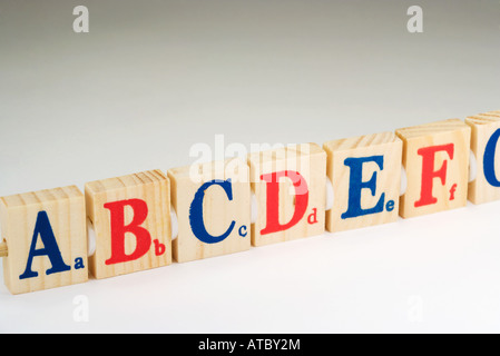 Alphabet en bois blocs dans une rangée, close-up Banque D'Images