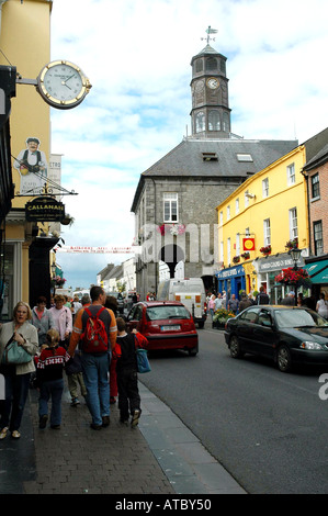 La grande rue avec Tholsel (Mairie) Kilkenny Irlande Banque D'Images