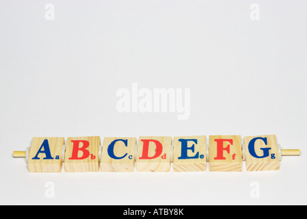 Alphabet en bois blocs dans une rangée, close-up Banque D'Images