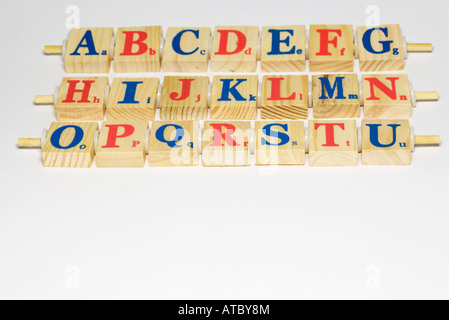 Wooden alphabet blocks dans les rangées, close-up Banque D'Images