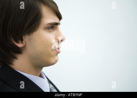 Jeune homme à l'écart, profil, portrait Banque D'Images