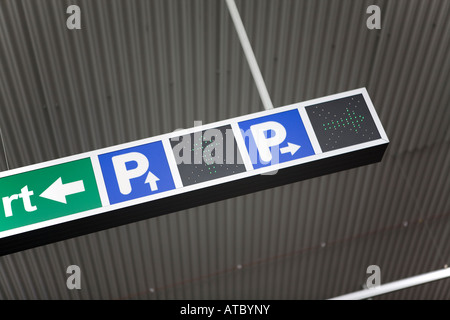 Inscrivez-vous dans le parking à étages Banque D'Images