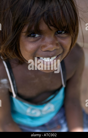 Une jeune fille autochtone de l'Manyalluluk communauté près de Pine Creek, l'outback du Territoire du Nord de l'Australie Banque D'Images