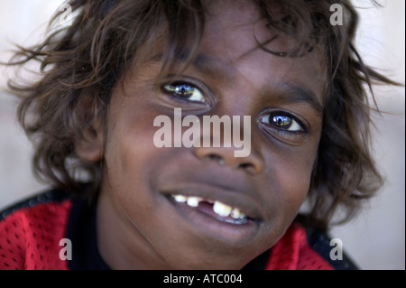 Un garçon autochtone de l'Manyalluluk communauté près de Pine Creek, l'outback du Territoire du Nord de l'Australie Banque D'Images