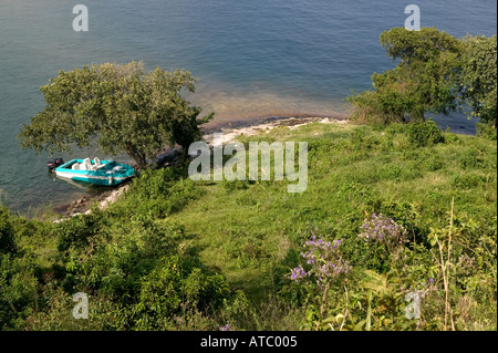 Un bateau est amarré sur une petite île dans le lac Kivu au Rwanda l'Afrique Centrale Banque D'Images