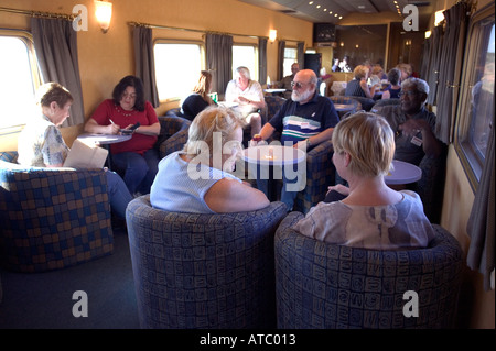 Les passagers se détendre dans le bar-salon première classe transport Le Ghan train comme il wends son chemin à travers l'arrière-pays australien Banque D'Images