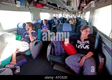 Backpackers watch outback scenery passer de leur niveau de classe le Ghan train en Australie Banque D'Images