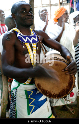 Un batteur traditionnelle Intore effectue au Musée National de Butare au Rwanda l'Afrique Centrale Banque D'Images