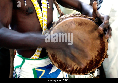 Un batteur traditionnelle Intore effectue au Musée National de Butare au Rwanda l'Afrique Centrale Banque D'Images