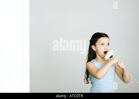 Petite fille chantant en fleur, à l'écart Banque D'Images