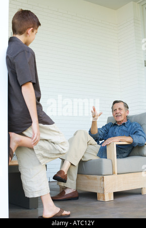 Grand-père et petit-fils chat sur ensemble de patio Banque D'Images