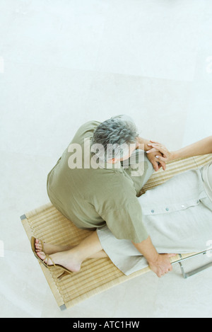 Couple on lounge chair, high angle view, cropped Banque D'Images