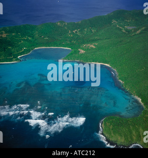 Vue aérienne au-dessus de la mer à la belle sur scène idyllique de plages blanches de cintrage Canoun Island Les Grenadines Caraïbes Banque D'Images