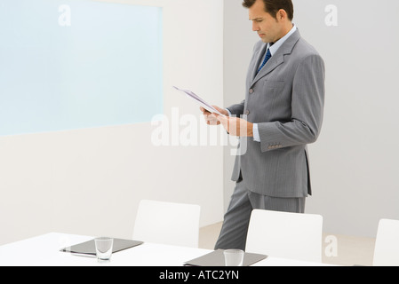 Business executive standing in office, lecture Banque D'Images