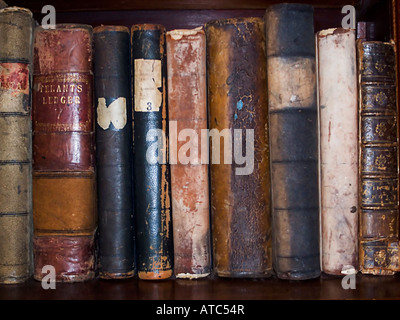 Les vieux livres sur une étagère dans un cottage irlandais, Irlande Banque D'Images