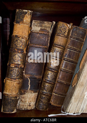 Vieux livres dans un cottage irlandais, l'Irlande rurale Banque D'Images