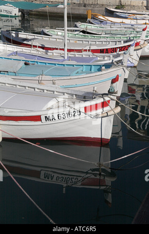 Photographie de stock de vieux bateaux de pêche Port Cassis FRANCE Banque D'Images