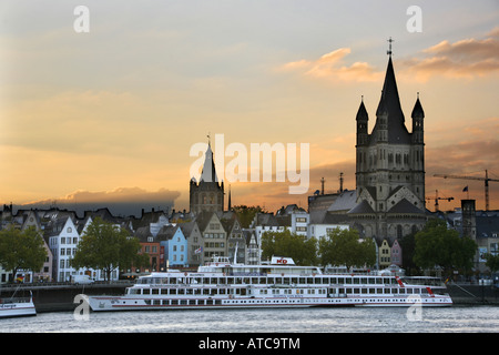 Bateau d'excursion en face de la vieille ville et de la cathédrale Saint-Martin, l'Allemagne, en Rhénanie du Nord-Westphalie, Koeln Banque D'Images