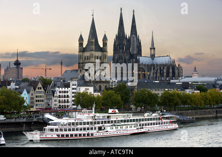 Bateau d'excursion en face de la vieille ville, la cathédrale Saint-Martin et de Cologne (Cathredral Koelner Dom), l'Allemagne, l'Amérique du Rhine-West Banque D'Images