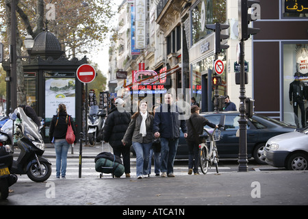 Les piétons sur le Boulevard Montmartre, Paris, France Banque D'Images