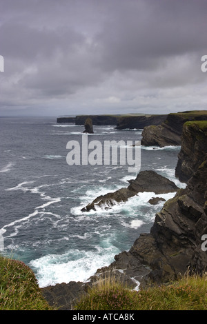 Brisement des vagues à la côte rocheuse, l'Irlande, dans le comté de Clare Banque D'Images