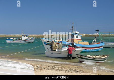 Le Portugal l'Algarve des bateaux de pêche à Cabanas près de Tavira Banque D'Images