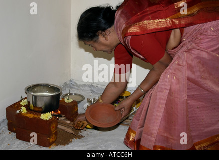 Dame préparer le lait à ébullition à feu , signe de prospérité , Vaastu pooja cérémonie , Inde Banque D'Images