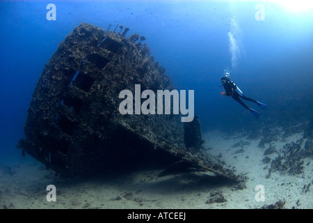 Plongeur et naufrage Carnatique, Mer Rouge, plongée sous-marine, plongée, mer, océan, l'eau bleue, profonde, épave, navire, femme plongeur, Egypte Banque D'Images