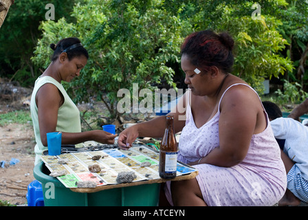 Femmes jouant au Scrabble, Maurice Banque D'Images