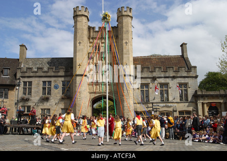 Wells Somerset enfants danser autour du pôle peut au cours de la danse traditionnelle dans la région de Wells Place du marché avec le tour des yeux des évêques Banque D'Images