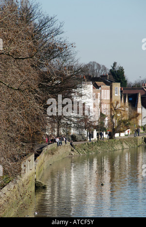 Sur le fil vert de Kew Bridge Chiswick London England Banque D'Images
