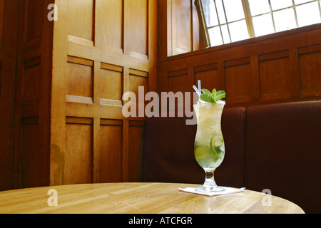 Mojito cocktail dans l'Octagon Bar Clarence Hotel ouais celui administré par certains de U2 Dublin Ireland Banque D'Images