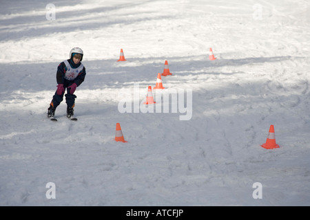 Garçon de huit ans apprend à skier à Harrachov, République Tchèque Banque D'Images