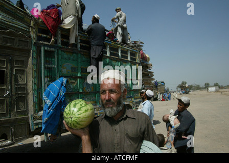 Économique des réfugiés afghans trouvés du travail quotidien à Peshawar Banque D'Images